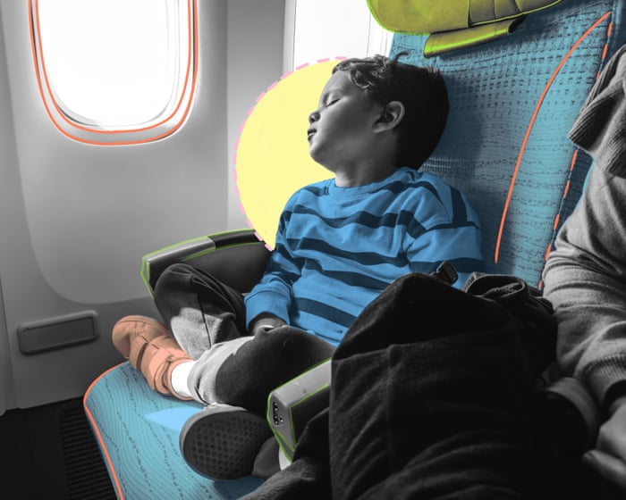 La amabilidad de los extraños: estaba extremadamente estresada llevando a mis cuatro hijos en un vuelo internacional – entonces un pasajero le acomodó una manta alrededor a mi hijo dormido.