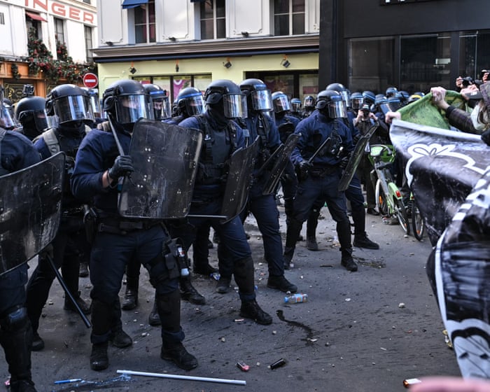 Fransk polis har anklagats för att ha orsakat krigsliknande skador på tonåringar under skolprotester.