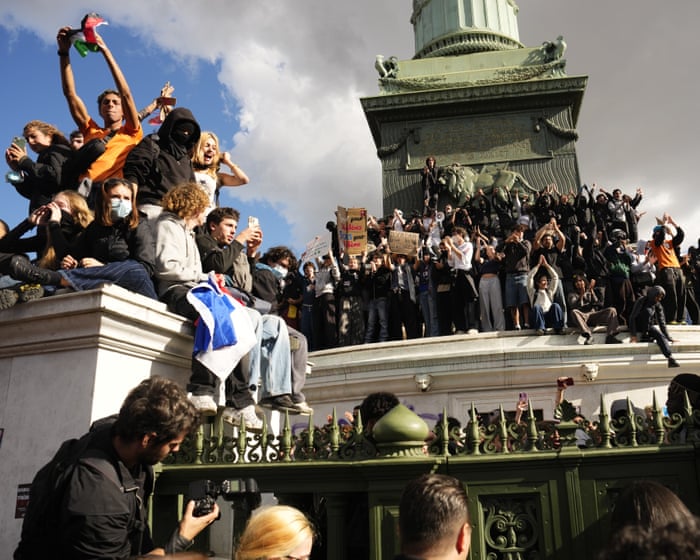 French ministers are rushing to calm students after 10 days of protests.